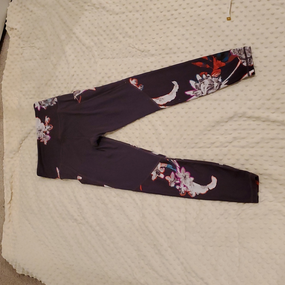 Athleta Stash Pocket Floral Salutation Tight in Powervita Regal Plum XS - Picture 4 of 7
